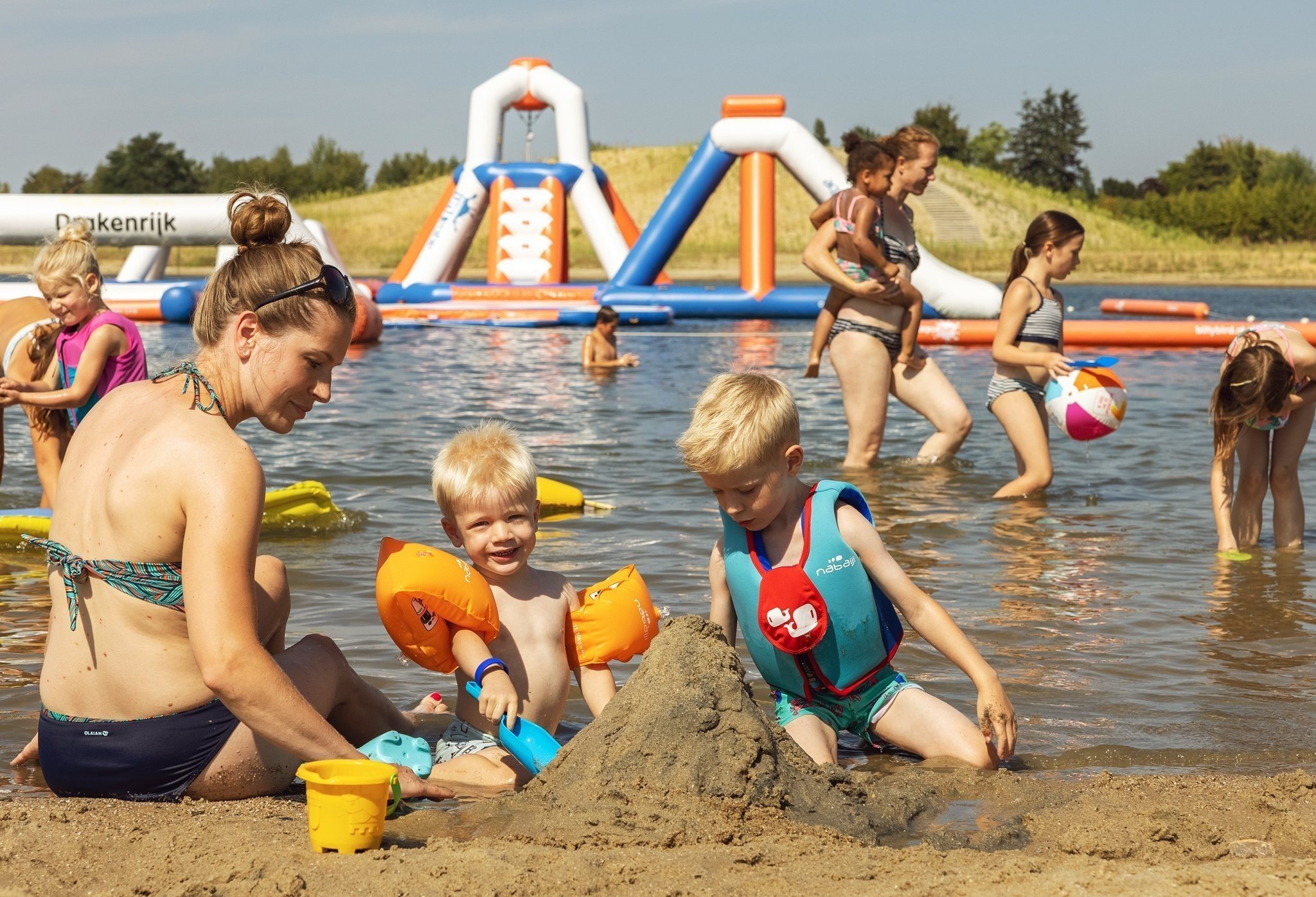 Kind ouder strandbad zandkasteel