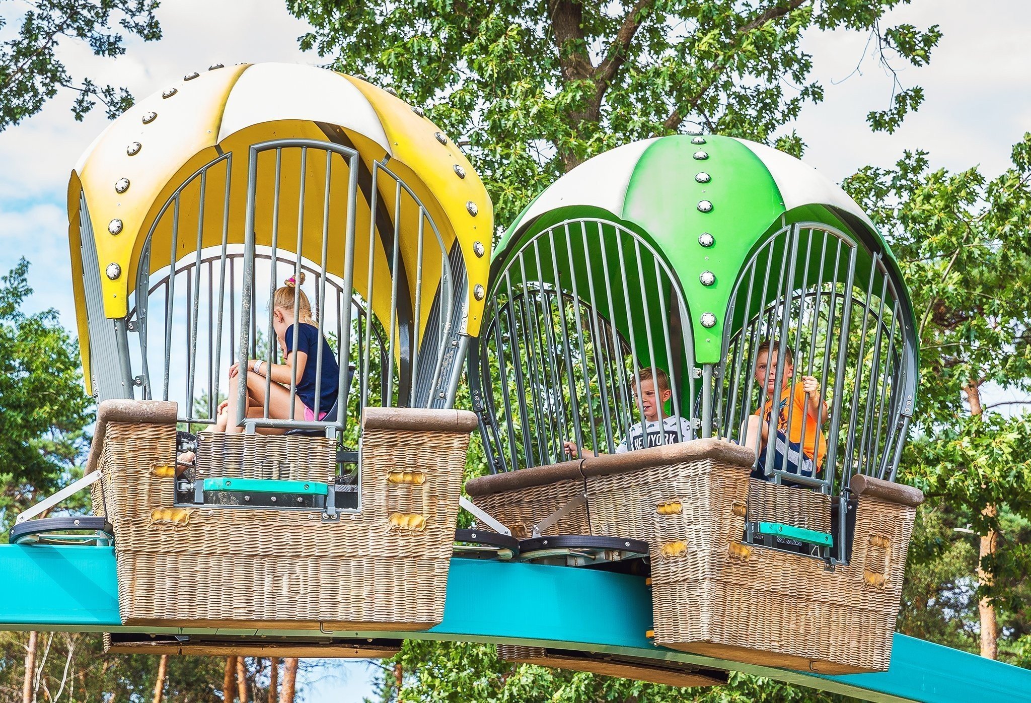 Kinderen ballonvaart twee karretjes