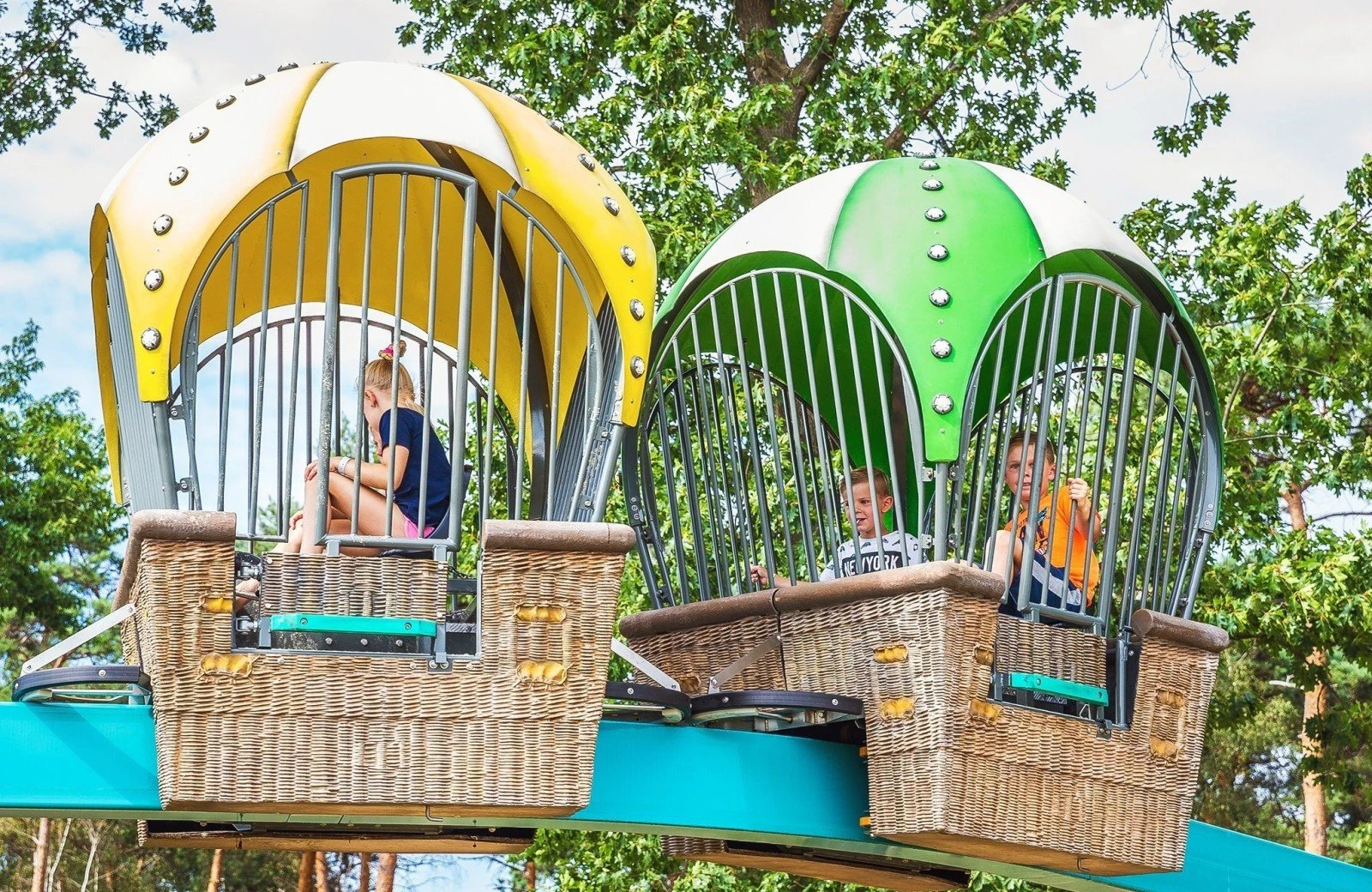 Kinderen ballonvaart twee karretjes